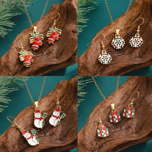 Weihnachtsschmuck-Set mit festlichem Schneemann, Schneeflocke und Glockenanhängern im Wald