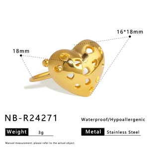 Vue macro de la bague médaillon cœur doré avec dimensions 16x18mm et acier imperméable