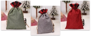 Drei Weihnachts-Geschenkbeutel aus Jute mit Karomuster und rustikalem Kordelzugverschluss