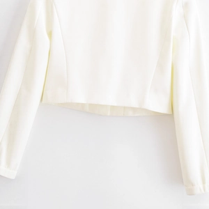 Vue de dos d'une veste courte blanche minimaliste à col montant pour femme coupe ajustée
