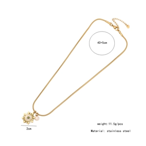 Détail macro d'un collier pendentif soleil doré avec incrustation de perles et dimensions