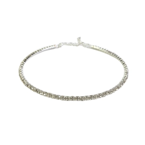 Collier choker argenté avec strass brillants au design minimaliste de cercles entrelacés