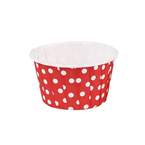 Détail de moules à muffins en papier rouge à pois blancs pour la pâtisserie