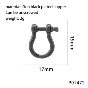 Makroansicht der D-Ring-Schäkel-Anhänger aus Kupfer in Gun-Black mit Schraubbolzen