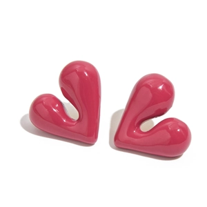 Boucles d'oreilles cœur en acier inoxydable rose foncé poli pour femme sur fond blanc