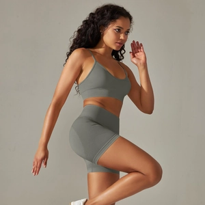 Detailansicht des nahtlosen Yoga-Sets mit V-Ausschnitt-Sport-BH und schmaler Passform-Shorts