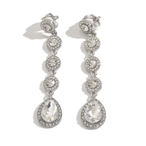 Detailansicht der eleganten Silber-Ohrhänger mit birnenförmigen Strasssteinen und Kristallen
