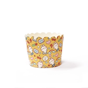 Detail van gele muffin vormpjes met konijnprint en decoratieve golvende randen