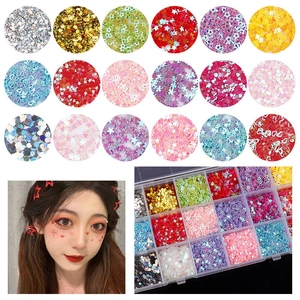 Vue macro de paillettes colorées mixtes dans une boîte à 12 compartiments pour projets DIY