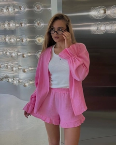 Gros plan sur la texture du tissu gaufré rose de l'ensemble short taille haute et haut