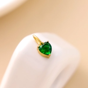 Makro-Detail des herzförmigen Smaragd-Zirkon-Anhängers mit poliertem Gold-Finish