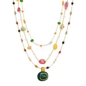 Collier multicouche plaqué or avec perles colorées et pendentif en pierre de malachite