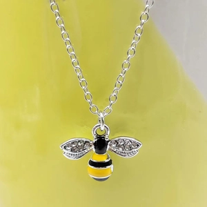 Collana con ciondolo ape in smalto giallo nero e strass scintillanti stile elegante
