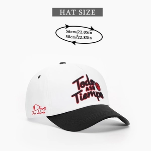 Détail montrant la broderie Todo ASU Tiempo sur une casquette bicolore