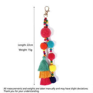 Portachiavi boho da 22cm con perline in legno, pompon colorati e nappe a tre strati d'oro