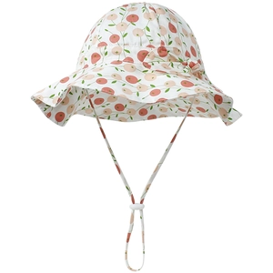 Detail von Baby-Sonnenhut mit Beerenmuster, breiter Krempe und verstellbarem Kinnriemen