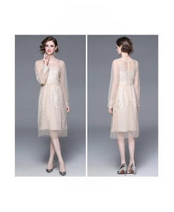 Broderie florale blanche détaillée sur robe en tulle champagne avec manches transparentes
