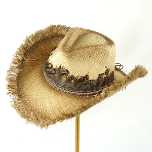 Breitkrempiger Raffia-Cowboyhut mit Federband und Fransenrand für den Urlaub