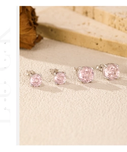Vue détaillée des cristaux roses de taille ronde sur boucles d'oreilles en argent 925