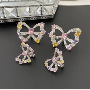 Vue détaillée de boucles d'oreilles papillon en argent avec zircons colorés sur plateau