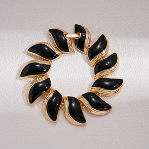 Vue détaillée du collier à feuilles rétro avec plaquage or et incrustations d'émail noir