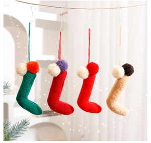 Vista dettagliata di quattro mini calze di Natale lavorate a maglia per l'albero
