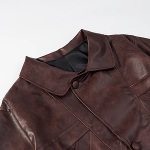 Giacca corta in ecopelle marrone scuro con revers classico e bottoni coordinati
