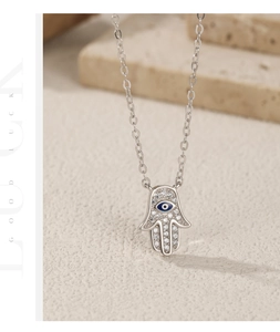 Détail macro du collier Main de Fatma en argent avec œil bleu et zircons brillants
