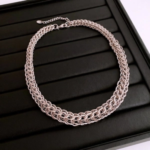 Collier en maille métallique tissée argentée avec fermoir mousqueton et extension réglable