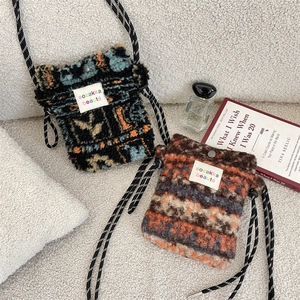 Détail de mini sacs bandoulière en peluche montrant la texture et les motifs variés