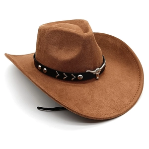 Dettaglio di un cappello da cowboy in pelle scamosciata marrone con fascia in pelle e fibbia a toro