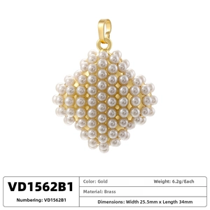 Detail of gold brass pearl heart pendant with dimensions 25.5x34mm and 6.2g weight