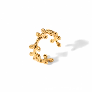 Détail d'une bague dorée en forme de branche avec baies et anneau réglable poli