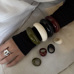 Bracelets manchettes épais en résine minimaliste et bagues assorties en vert olive et bordeaux