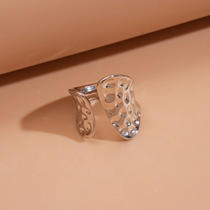 Vue détaillée de la texture martelée argentée sur une bague large minimaliste réglable