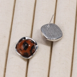 Maillard Vintage Quadratische Ohrstecker mit Leopardenmuster und Silberrahmen auf Samt