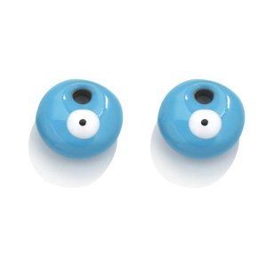 Vue détaillée de deux breloques œil bleu clair en émail pour bijoux DIY