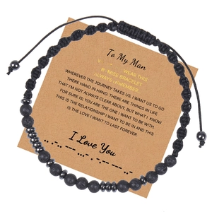 Détail du bracelet code Morse en pierre de lave noire sur carte de vœux To My Man