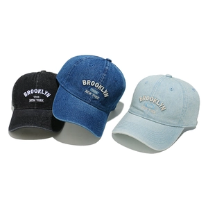 Trois coloris de casquettes en denim délavé avec broderie Brooklyn 1898 sur le devant