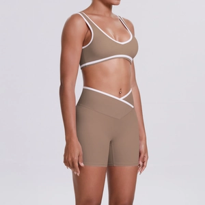 Detail of high-waisted yoga set with V-shaped waistband and white contrast piping finish