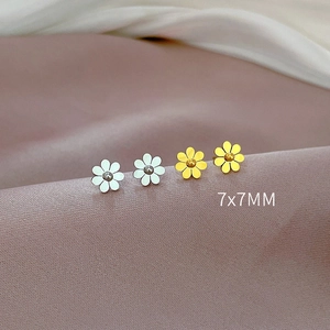 Minimalist daisy flower titanium steel stud earrings in silver and gold 7x7mm set