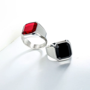 Vue de deux bagues vintage avec pierres précieuses facettées rouges et noires sur métal