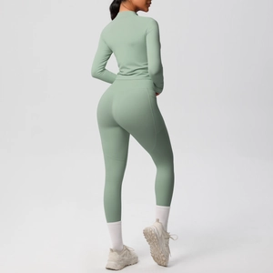 Vue arrière de l'ensemble de yoga vert sauge avec legging taille haute et veste
