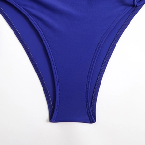 Detailansicht der königsblauen Bikinihose mit doppelten Nähten und hohem Beinausschnitt