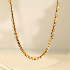Luxueux collier tennis plaqué or 18 carats orné de brillants zircons ronds étincelants