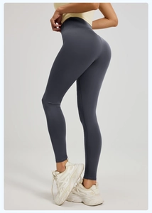 Vue arrière d'un legging de yoga gris taille haute montrant l'effet galbant et gainant
