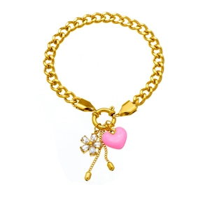 Détail du bracelet plaqué or 18 carats avec fleur en cristal et pendentif cœur rose