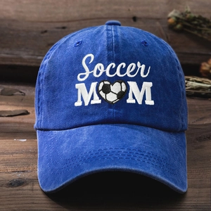 Berretto da baseball in cotone lavato blu navy con ricamo Soccer Mom su piano in legno