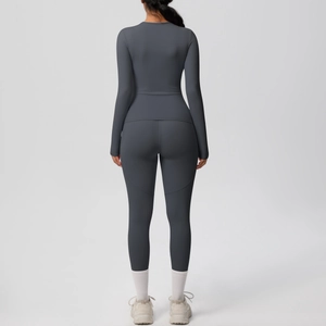 Vue arrière de l'ensemble de yoga gris foncé à manches longues avec taille haute gainante