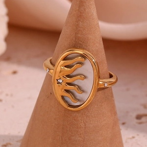Vintage 18K gold-plated stainless steel star ring with sun pattern and white stone